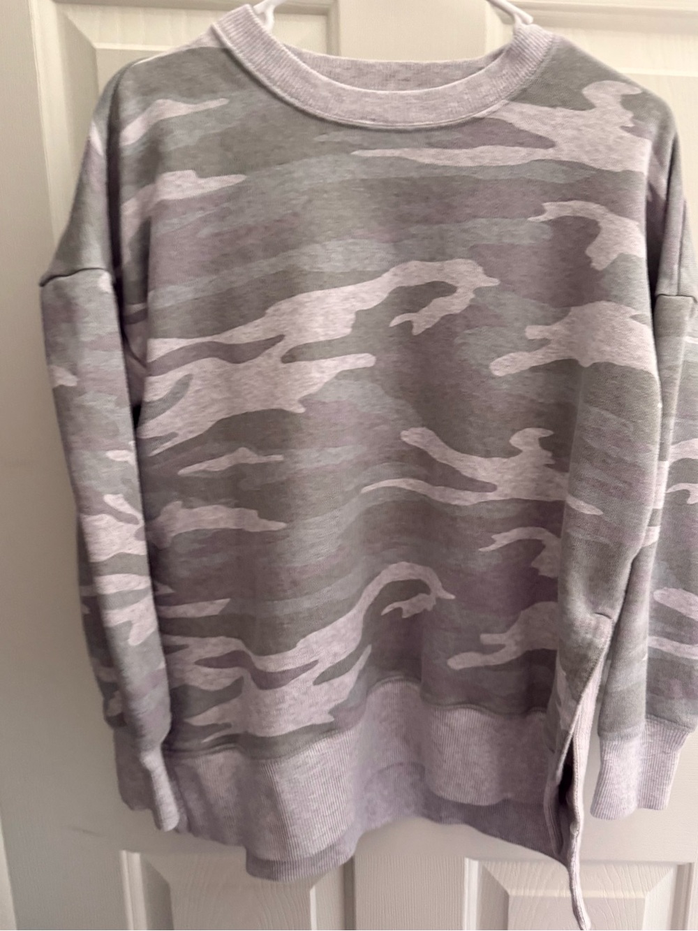 Women’s soft cozy Gray Camo Crewneck Sweatshirt Aerie size small